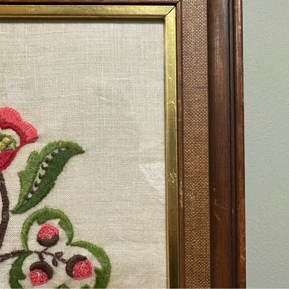 Vintage framed bunny rabbit with flowers crewel embroidery picture - Picture 4 of 5